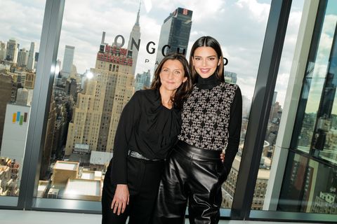 Кендалл Дженнер По-Прежнему Получает Карточку