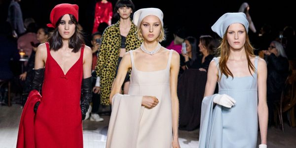 Видеть каждый взгляд с осеннего шоу Марка Джейкобса до 2020 года