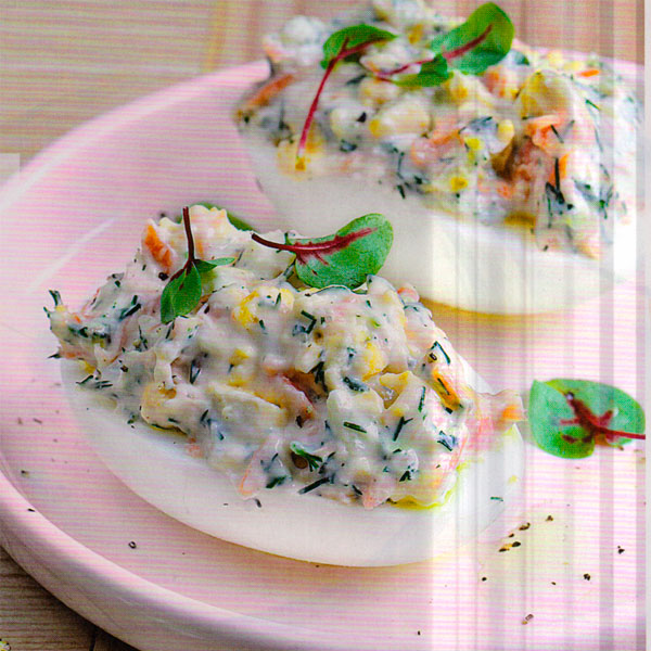 ЯЙЦА, ФАРШИРОВАННЫЕ МУССОМ ИЗ КОПЧЕНОЙ ФОРЕЛИ