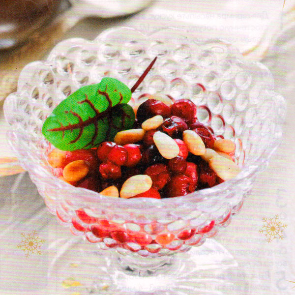 ЗАМОРОЖЕННАЯ-БРУСНИКА-С-ОБЖАРЕННЫМИ-КЕДРОВЫМИ-ОРЕХАМИ-И-МЕДОМ