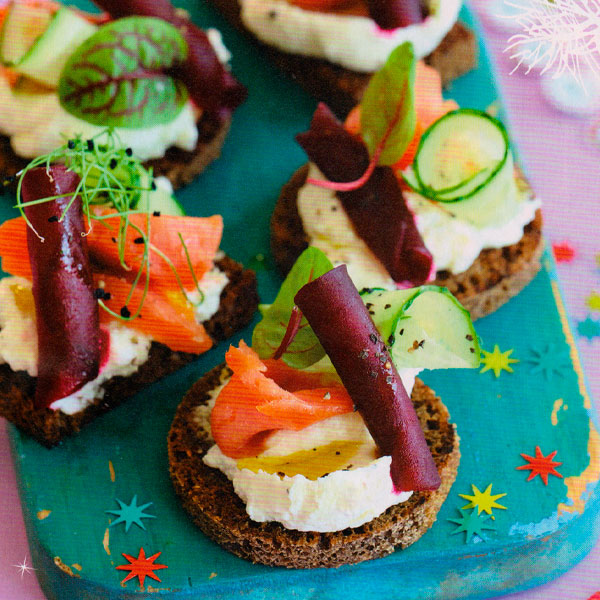 СМЕРРЕБРОДЫ-СО-СВЕКЛОЙ-И-КРАСНОЙ-РЫБОЙ