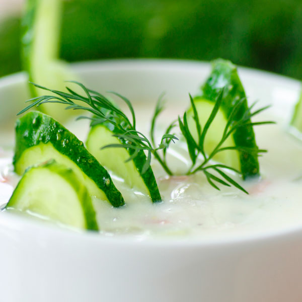 Огурцы и кефир разгрузочный. Суп с зеленью. Огурцы и кефир разгрузочный. Кефир с огурцом и зеленью. Фото кефир и огурец.
