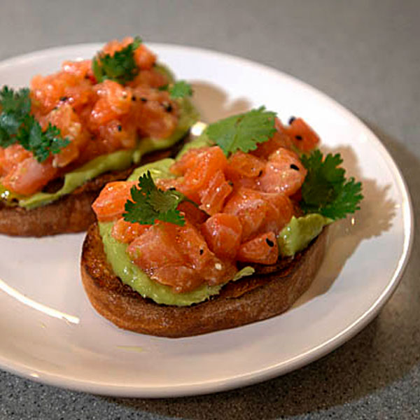 Брускетта-с-лососем-и-авокадо Брускетта-с-лососем