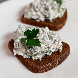 Закуска-из-отварной-говядины-с-корнишонами Закуска из отварной говядины