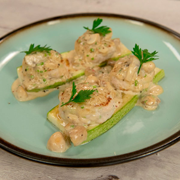 Куриные-котлетки-со-сливочно-грибным-соусом-и-кабачками-гриль Куриные-котлетки