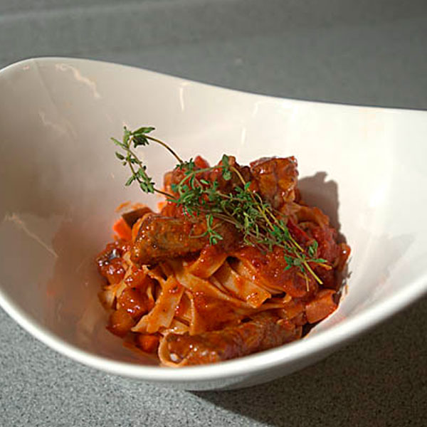 Паста-с-мясным-соусом-из-свиных-ребрышек Паста с мясным соусом