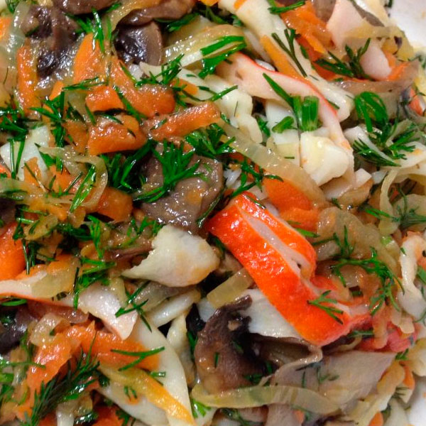 Салат с жареными грибами и луком