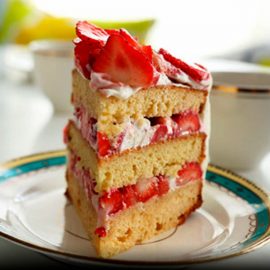 Слоёный-торт-с-клубникой-и-кремом Слоёный-торт