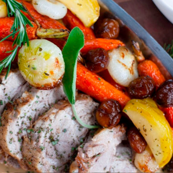 ТОМЛЕНАЯ-СВИНАЯ-ЛОПАТКА-С-ПЕЧЕНЫМИ-МОРКОВЬЮ,-ЯБЛОКАМИ-И-КАШТАНАМИ ТОМЛЕНАЯ СВИНАЯ ЛОПАТКА С ПЕЧЕНЫМИ МОРКОВЬЮ