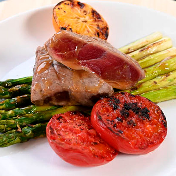 Тунец-со-спаржей,-лимоном-и-томатом-под-кунжутным-соусом Тунец-со-спаржей