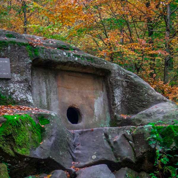 Волконский-дольмен-в-пяти-километрах-от-поселка-Лазаревское Волконский дольмен