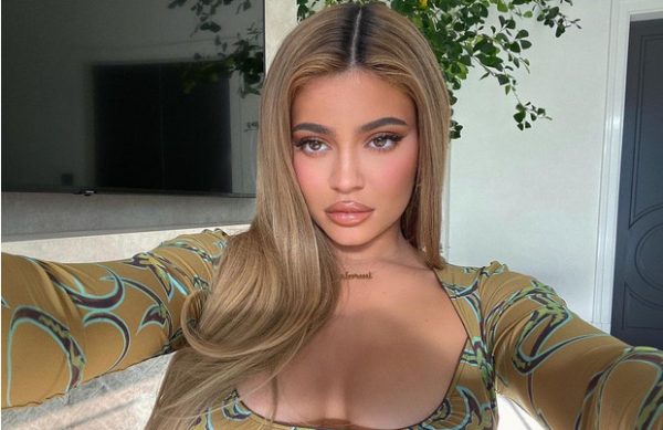 Миллиардерша Кайли Дженнер попала в скандал, попросив финансовой помощи у подписчиков