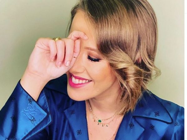 В сети весело обсуждают образ Собчак с «граблями» на голове