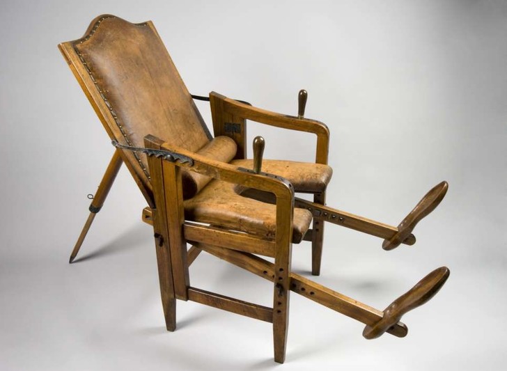 Подлинная история гинекологического кресла: от экспоната «комнаты боли» до «рахмановской кровати»