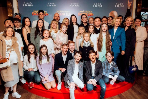 19 Безрукова, Самбурская, Волкова на премьере фильма с Нагиевым Звезды поддержали выход семейной комедии «Мой папа — вождь»