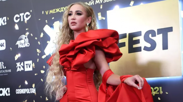 Бузова призналась в мытье полов ради картошки фри