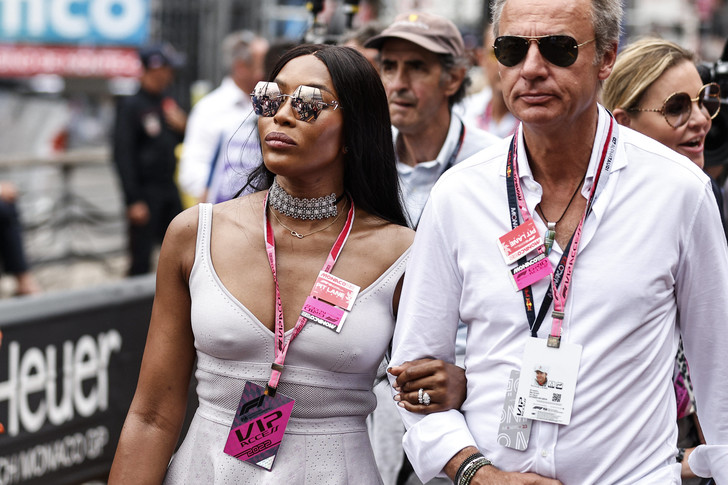 Наоми Кэмпбелл с новым поклонником, княгиня Шарлен за руку с мужем и другие звездные гости Гран-при «Формулы-1» в Монако