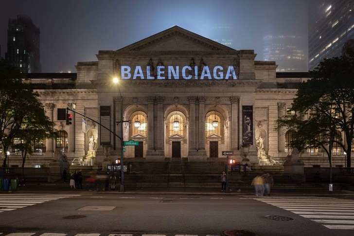 Одинокий Канье Уэст, биткоины и латекс: почему новый показ Balenciaga предскажет наше будущее