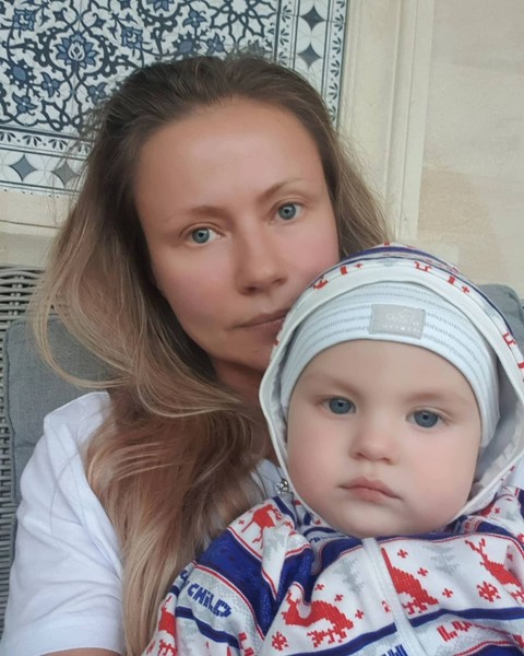 Отпуск с двумя мужьями, олигархи и материнство в 46 лет: позднее счастье Марии Мироновой
