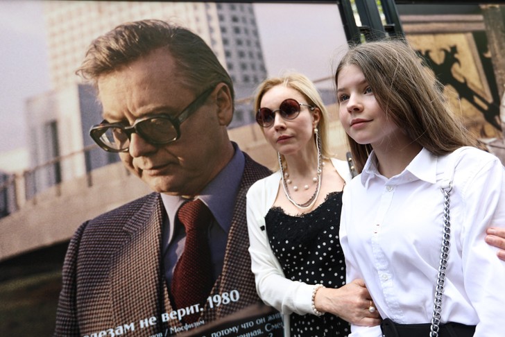 Папина харизма и взгляд: Марина Зудина показала повзрослевшую дочь Олега Табакова