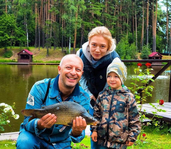 «Судиться можно годами, лучше вывезти детей в Россию»: адвокат рассказал о шансах Акиньшиной вернуть сына и дочь