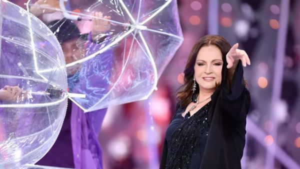 «Вывозит отсюда бабло»: пораженную тщеславием Ротару обвинили в действиях против России