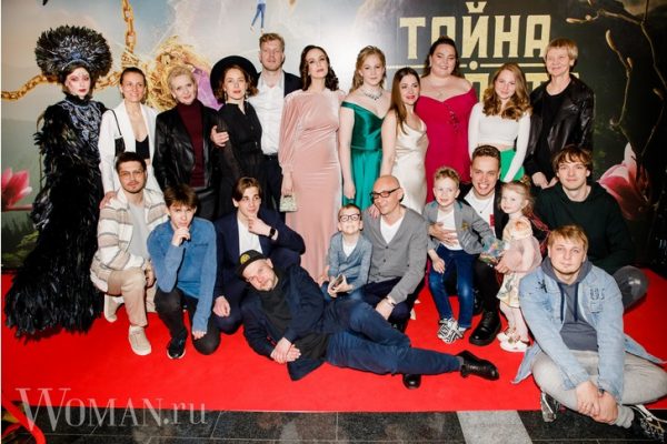 «Золушка» Чехова и таинственная незнакомка в перьях: кто очаровал гостей на премьере фильма «Тайна амулета»