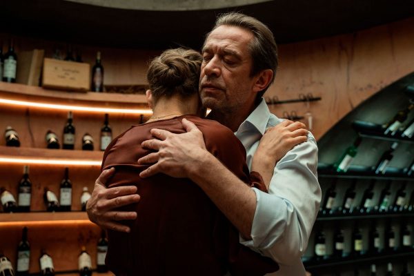 Машков, Кяро и Бортич на съемках нового триллера: первые кадры Актеры вместе появятся в фильме «Кто там?»