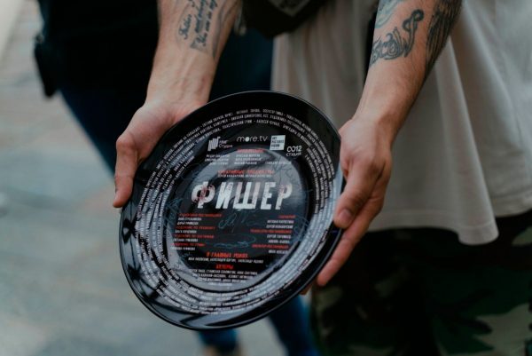 17 Иван Янковский ловит известного маньяка в сериале: первые кадры Актер получил главную роль в проекте о советском серийном убийце «Фишер»