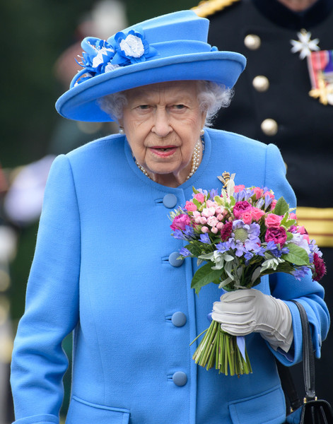 Без трости и с улыбкой: Елизавета II доказала, что слухи о ее тяжелом состоянии преувеличены