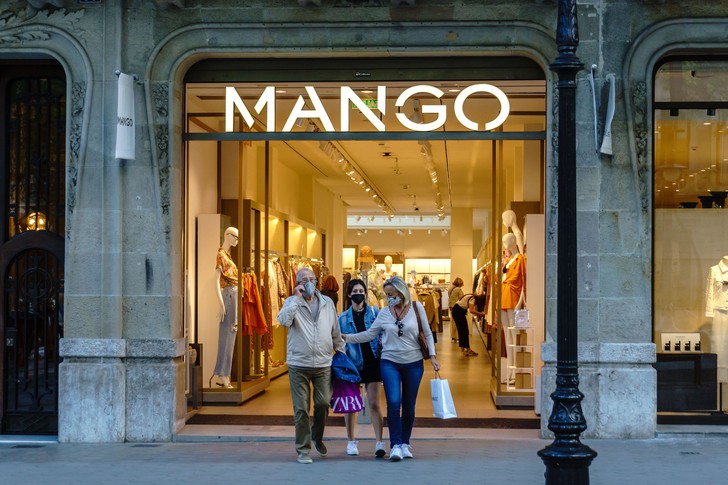 Бренд Mango уходит из России после 23 лет на рынке, но мы все равно сможем покупать его вещи