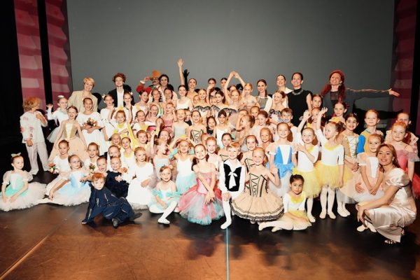 Будущие звезды Большого: воспитанники балетной школы дали отчетный концерт на одной сцене с прима-балериной Шипулиной