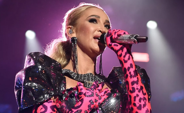 Бузова проговорилась об отъезде из России