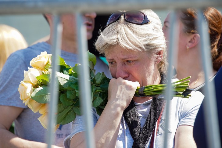 «Цоя на похоронах тоже фотографировали»: психолог объяснил селфиманию на прощании с Шатуновым