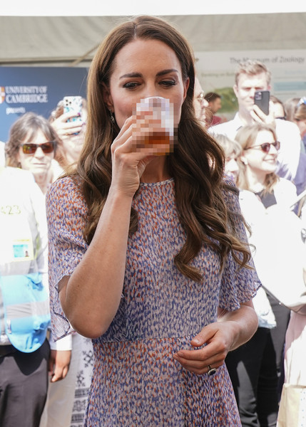Герцогиня-бунтарка: Кейт Миддлтон играет в футбол в платье и пьет пиво