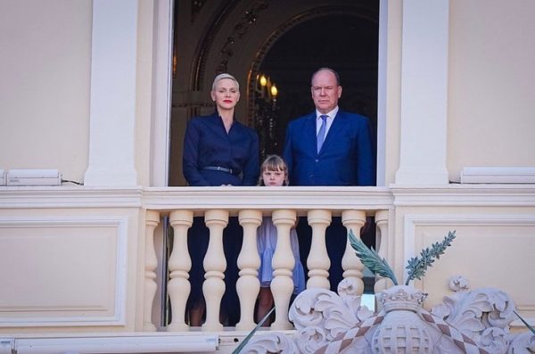 Готический образ на церковном празднике: внешний вид Шарлен вновь обеспокоил публику