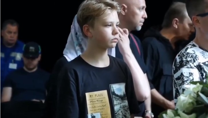 Малахов и Крутой прислали цветы, друзья — собрали деньги на могилу: из близких на прощание с Шатуновым пришел только его 15-летний сын