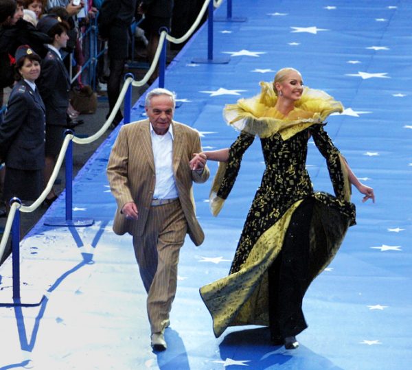 Они одевались как могли: нелепые и провальные наряды звезд на «Кинотавре» 5, 10 и 15 лет назад