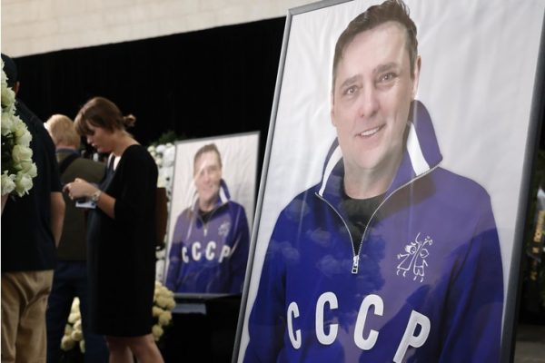 Плачут и несут белые розы: поклонники с ночи выстраивались в очереди, чтобы проститься с Юрием Шатуновым