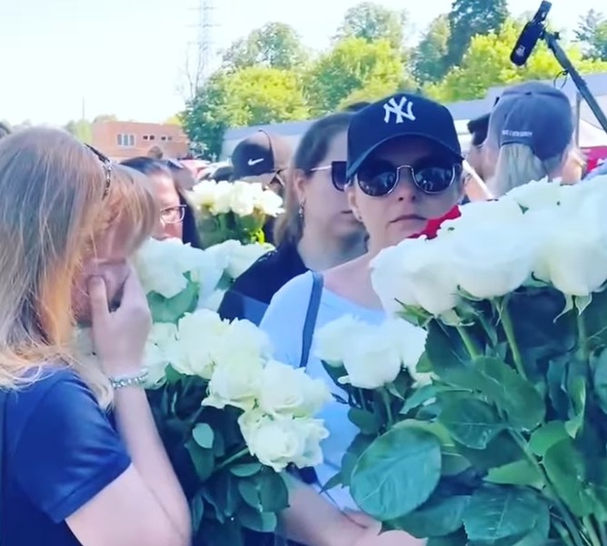 Плачут и несут белые розы: поклонники с ночи выстраивались в очереди, чтобы проститься с Юрием Шатуновым