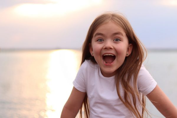 Сейчас вылетит птичка: идея удачного фото с ребенком