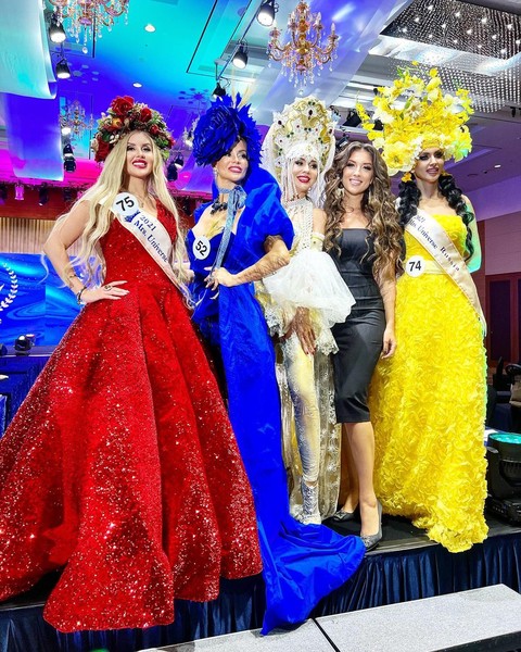 Елена Белоусова с другими участницами конкурса