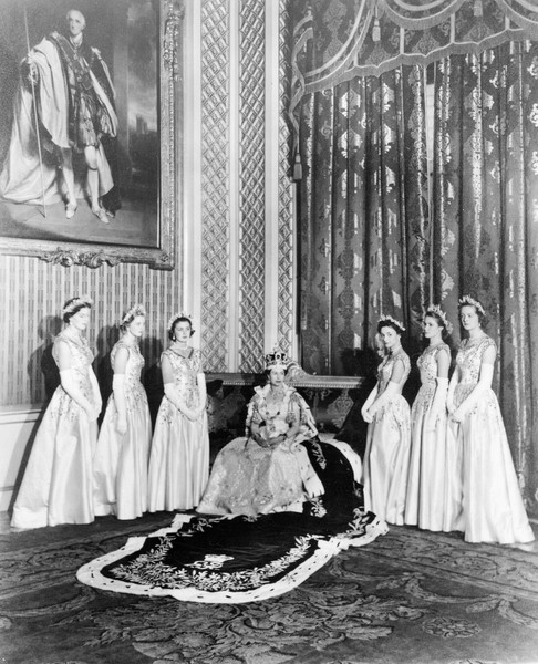 Елизавета II со своими фрейлинами 