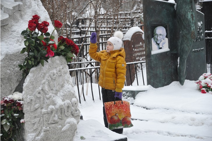 Вдова Абдулова впервые за 14 лет не пришла на могилу актера в день его рождения