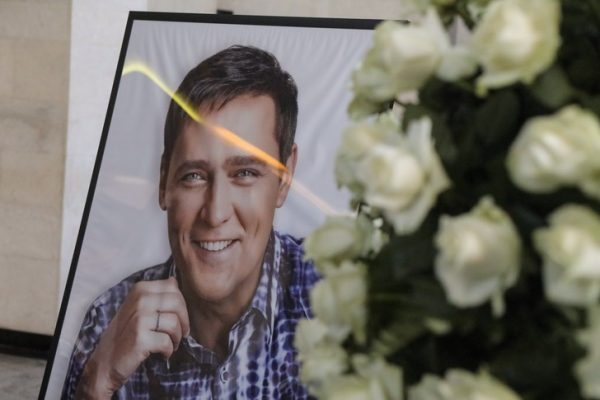 Вхожу в эти двери, словно в сад июльских цветов: жена Юрия Шатунова привезла детей проститься с отцом