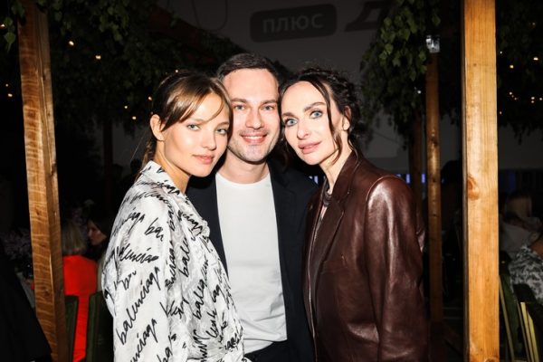 Загоревшая на Бали Кафельникова, гуччи-мэн Киркоров и Газинская без челки: звезды открыли лето и «Плюс Дачу»