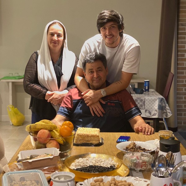 Сердар Азмун с семьей