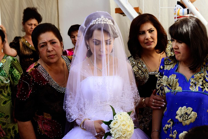 Жених в Узбекистане ударил по голове невесту после проигрыша в свадебном конкурсе: видео