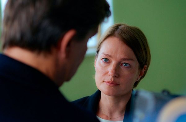 1 Домогаров и Толстоганова играют мужа и жену: первые кадры Актеры вместе снялись в захватывающем детективном сериале «Капкан на судью»