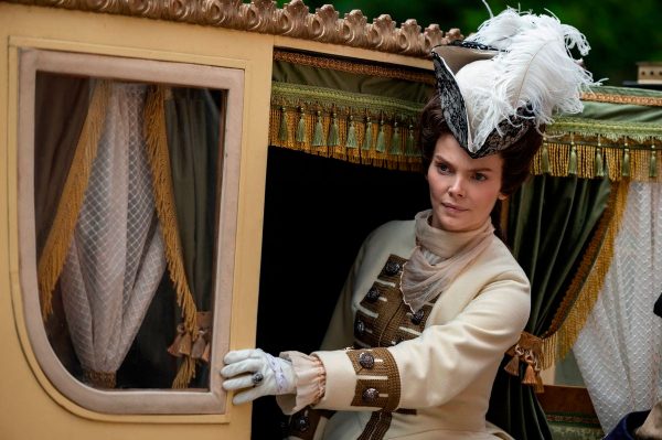 1 Елизавета Боярская играет Екатерину II в «Великой»: первые кадры Новый сериал о российской императрице выйдет на «Первом канале»